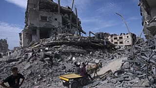 فلسطينيون ينقذون ما استطاعوا من الدمار الذي خلفته القوات الإسرائيلية في خان يونس، جنوب قطاع غزة، 8 أبريل/نيسان 2024.