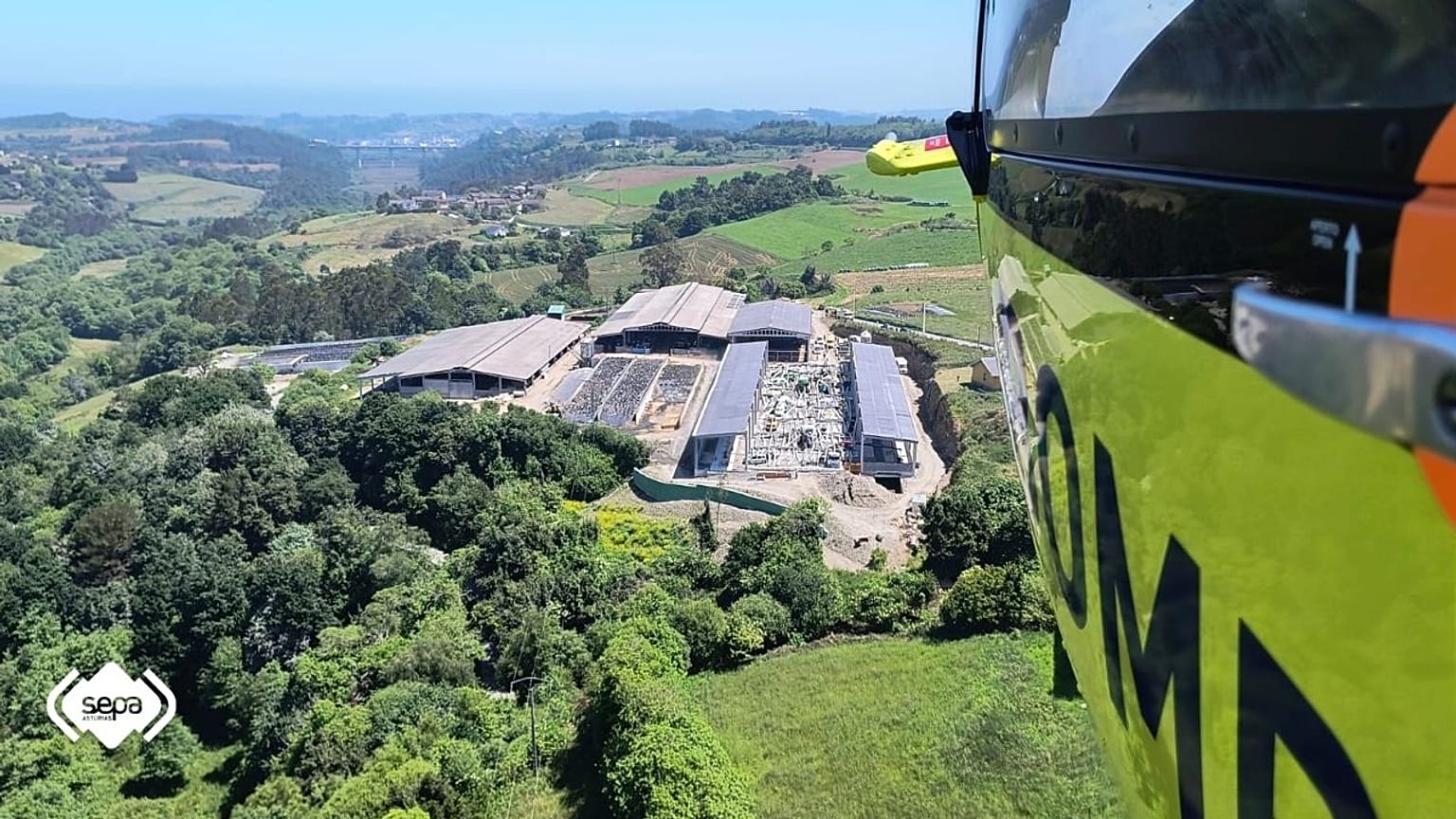 Vista aérea del derrumbe del techo de la nave ganadera en Asturias este jueves.