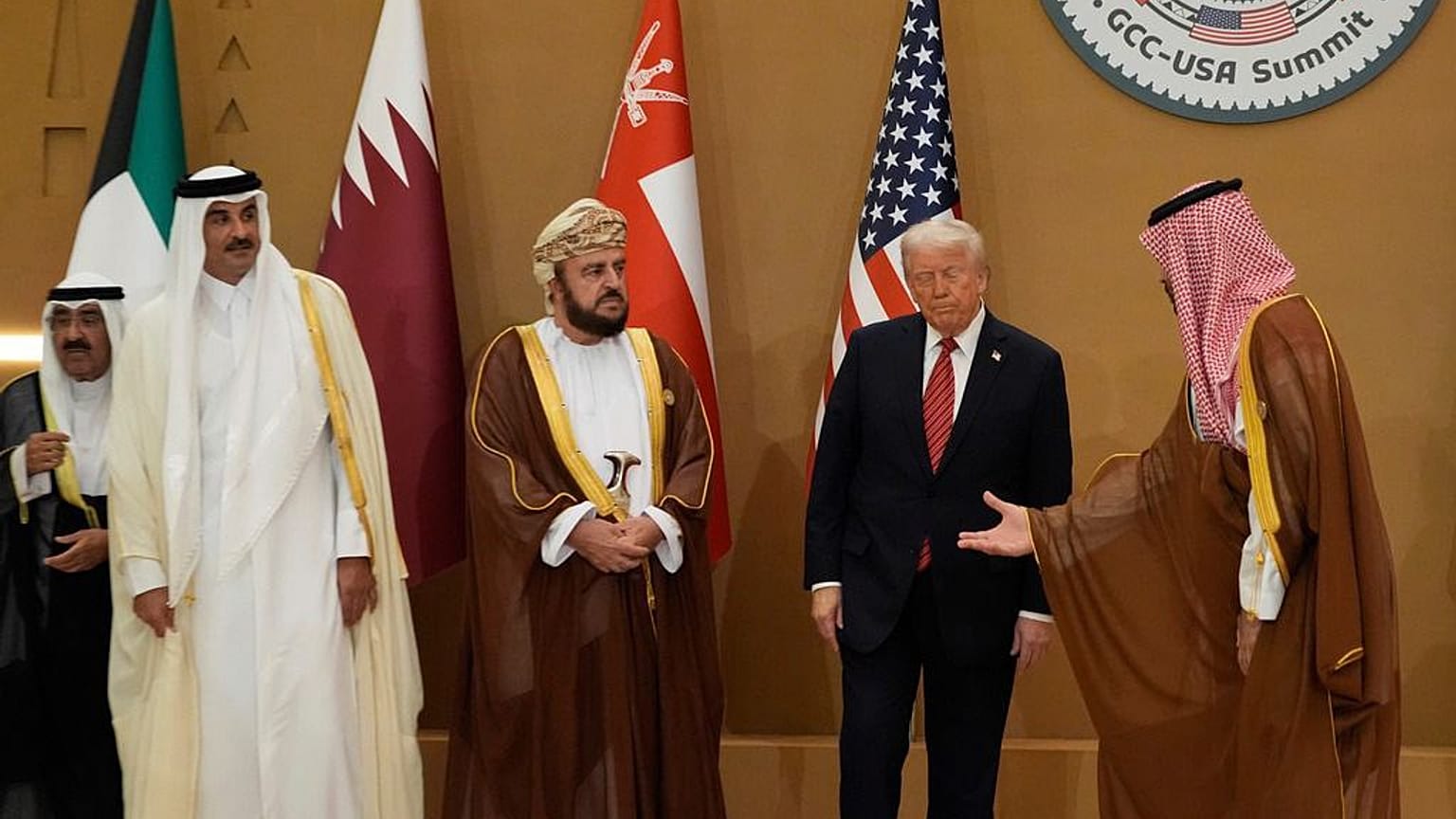 ولي العهد السعودي الأمير محمد بن سلمان يرحب بالرئيس دونالد ترامب في الصورة الجماعية مع قادة مجلس التعاون الخليجي خلال قمة مجلس التعاون الخليجي في الرياض ، المملكة العربية السع