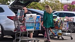 Burbank, Kaliforniya'daki Costco Wholesale mağazasında insanlar erzaklarını araçlarına yüklüyor. 10 Nisan 2025.
