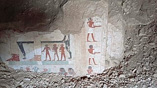 في هذه الصورة غير المؤرخة، تظهر نقوش هيروغليفية داخل ثلاثة قبور جديدة لكبار رجال الدولة تم العثور عليها في منطقة مقبرة دراع أبو النجا في الأقصر، مصر.