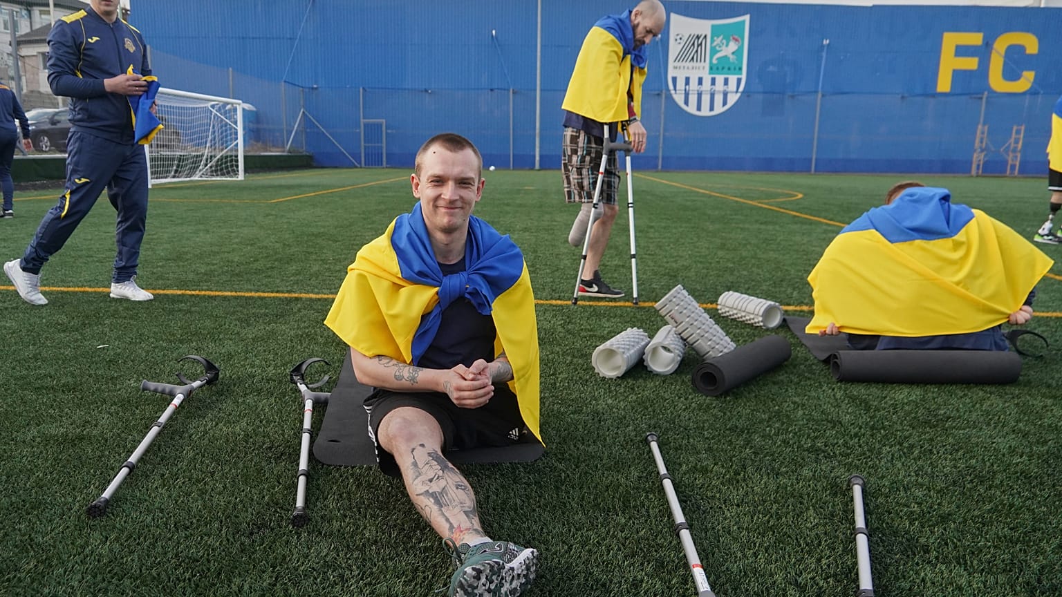 Unos refugiados ucranianos con amputaciones jugando al fútbol.