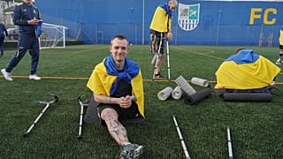 Unos refugiados ucranianos con amputaciones jugando al fútbol.