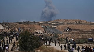 Fumo após um bombardeamento israelita no sul de Gaza, visto de Khan Younis, 29 de maio de 2025