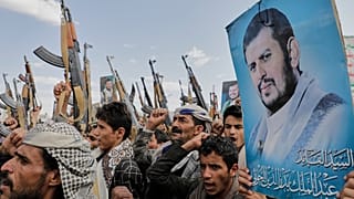 أنصار الحوثي يرددون شعارات ويحملون صورا لعبد الملك الحوثي ، زعيم الحركة الحوثية ، خلال تجمع مناهض للولايات المتحدة وإسرائيل في صنعاء ، اليمن ، الاثنين 17 مارس 2025.