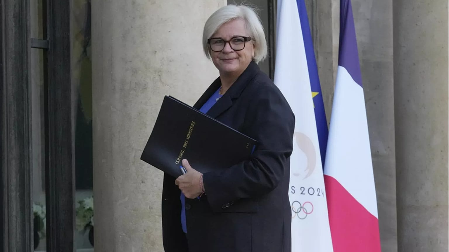 A ministra francesa do Trabalho, da Saúde e da Solidariedade, Catherine Vautrin, chega ao Palácio do Eliseu na quinta-feira, 10 de outubro de 2024.