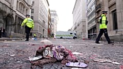 Müll liegt auf der Straße in der Nähe des Ortes, an dem ein Auto in Fußballfans in Liverpool fuhr, 27. Mai 2025