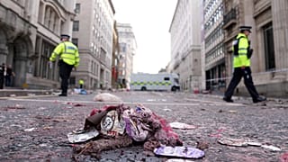 Szemét hever az utcán annak a helynek a közelében, ahol egy autó belehajtott egy futballszurkolóba Liverpoolban, 2025. május 27-én.