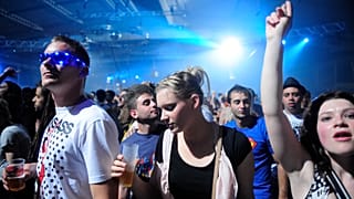 ARCHIVO: Un grupo de personas disfrutan del festival.