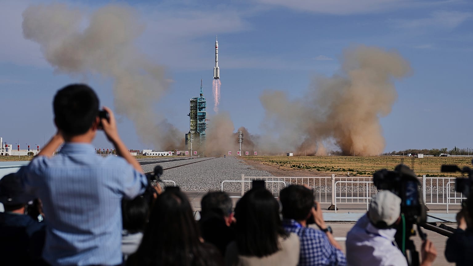 Bir Long March roketi Jiuquan'daki Jiuquan Uydu Fırlatma Merkezi'nden havalandı, 24 Nisan, 2025