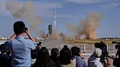 Eine Langer-Marsch-Rakete hebt im Jiuquan Satellite Launch Center in Jiuquan ab, 24. April 2025