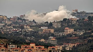 الدخان يتصاعد من القصف المدفعي الإسرائيلي على عيته الشعب, قرية لبنانية حدودية مع إسرائيل, في جنوب لبنان, السبت, ديسمبر. 9, 2023