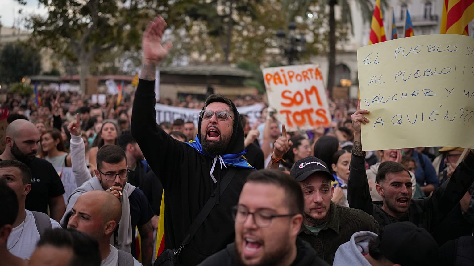  Manifestantes se enfrentan a la policía antidisturbios durante una protesta organizada por grupos sociales y cívicos, denunciando la gestión de las recientes inundaciones 