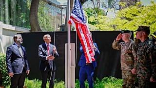 Посол США в Турции и специальный посланник США в Сирии Том Баррак поднимает американский флаг в резиденции посла США в Дамаске, Сирия, четверг, 29 мая 2025 г.