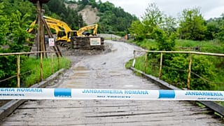 A csendőrség által lezárt Só-szoros Parajd felőli bejárata  - Hargita, Románia, 2025. május 28.