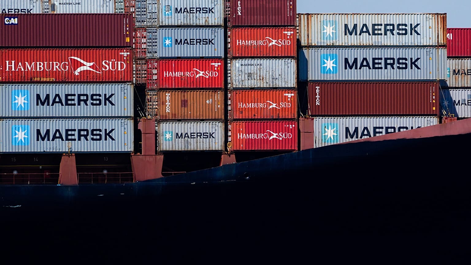 Contenedores dedicados al comercio marítimo.