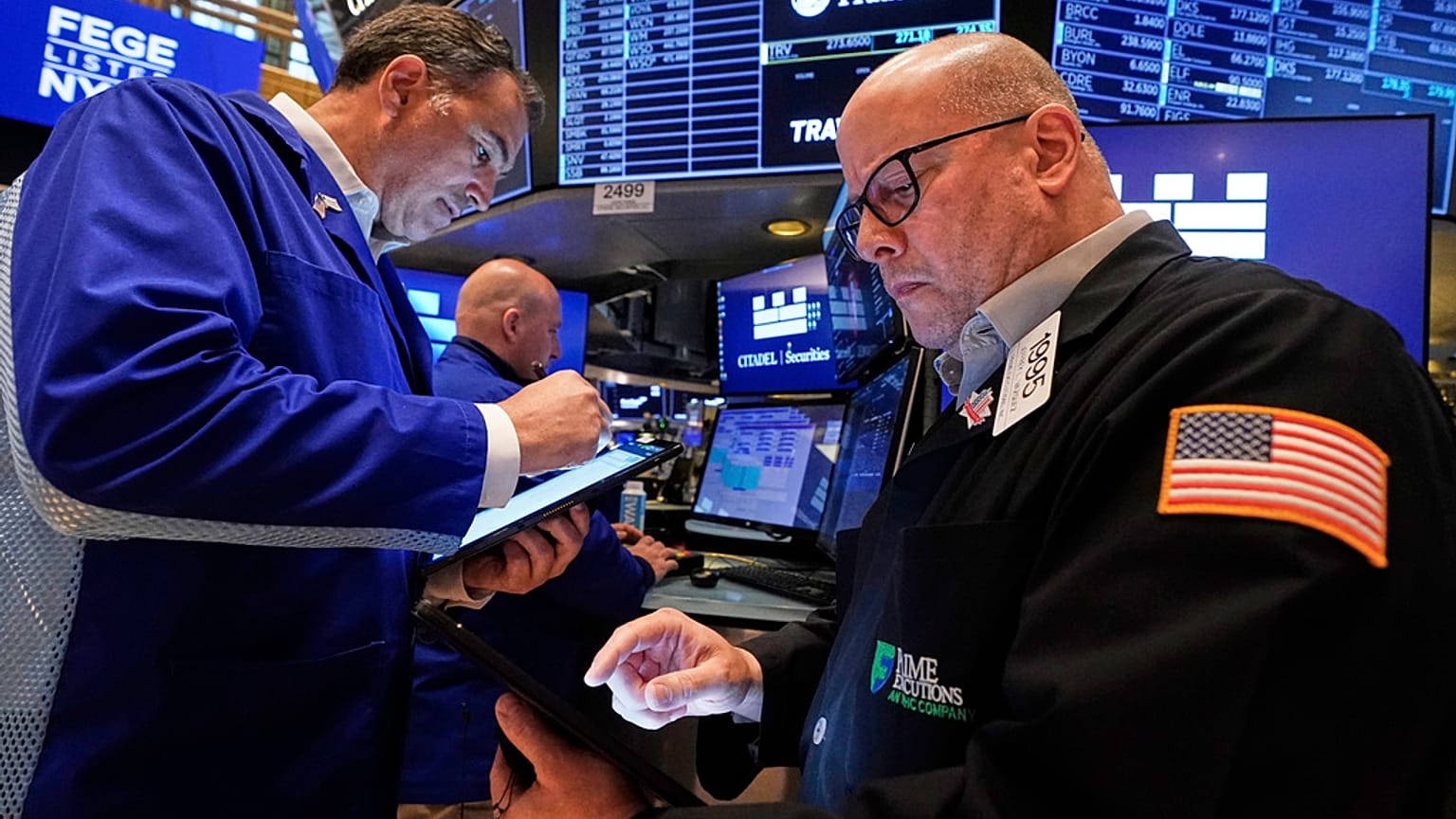 Los operadores Christopher Lagana, a la izquierda, y Jeffrey Vázquez trabajan en la Bolsa de Nueva York, el jueves 29 de mayo de 2025. 