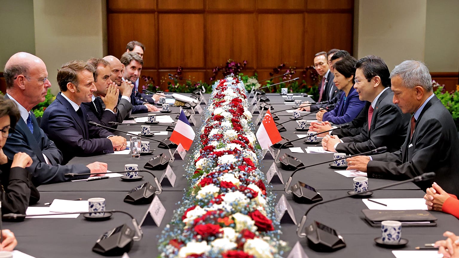 El presidente francés Emmanuel Macron con su gabinete reunido con el primer ministro de Singapur Lawrence Wong y funcionarios del gobierno en Singapur, 30 de mayo de 2025.