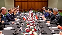 Der französische Präsident Emmanuel Macron mit seinem Kabinett trifft Singapurs Premierminister Lawrence Wong und Regierungsvertreter in Singapur, 30. Mai 2025