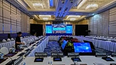 Una donna decora la sede del 22esimo vertice Shangri-La Dialogue a Singapore, giovedì 29 maggio 2025