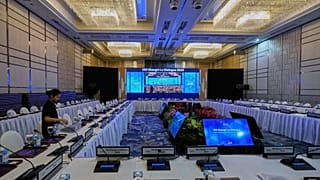 Una donna decora la sede del 22esimo vertice Shangri-La Dialogue a Singapore, giovedì 29 maggio 2025