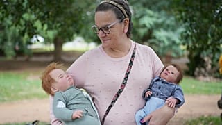 Ana Paula Vilela tient ses poupées lors d'un rassemblement de groupe pour se rapprocher et montrer leurs poupées hyper-réalistes de bébés reborn, dans un parc à São Paulo, le samedi 24 mai 2025