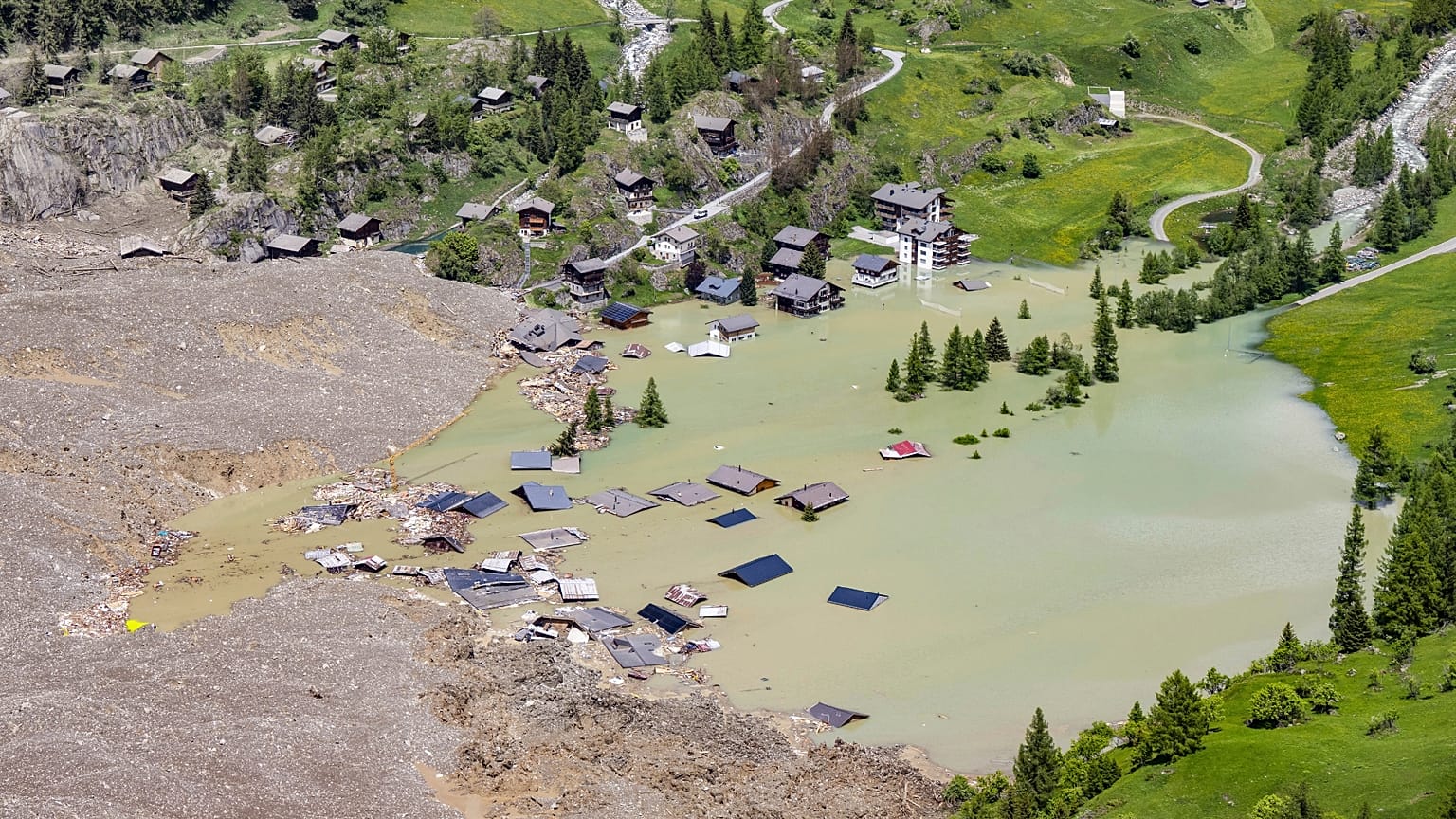 Uma vista aérea mostra a destruição de Blatten, na Suíça.