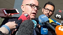 El rapero español Valtonyc (derecha) observa a su entonces abogado, Gonzalo Boye (izquierda) al salir de un juzgado en Gante.