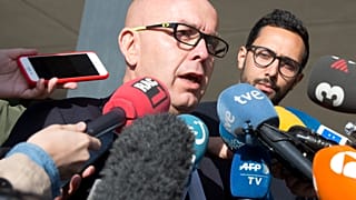 El rapero español Valtonyc (derecha) observa a su entonces abogado, Gonzalo Boye (izquierda) al salir de un juzgado en Gante.
