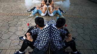 Los adolescentes se toman un descanso para fumar.