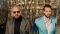  Andrew Tate, links, und sein Bruder Tristan treffen am 1. Februar 2024 vor dem Bukarester Gericht in Bukarest, Rumänien, ein. 