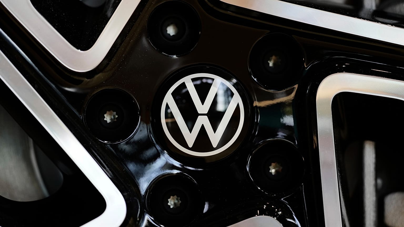 Alman otomobil üreticisi Volkswagen'in logosu, 14 Mayıs 2025 Çarşamba günü Almanya'nın Dresden kentindeki şeffaf fabrikada bir ID.3 elektrikli otomobilin üzerinde görülüyor. 