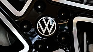 Alman otomobil üreticisi Volkswagen'in logosu, 14 Mayıs 2025 Çarşamba günü Almanya'nın Dresden kentindeki şeffaf fabrikada bir ID.3 elektrikli otomobilin üzerinde görülüyor. 