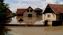 Bildschirmfoto - Heftige Regenfälle und Überschwemmungen verwüsten Dörfer im Bezirk Covasna