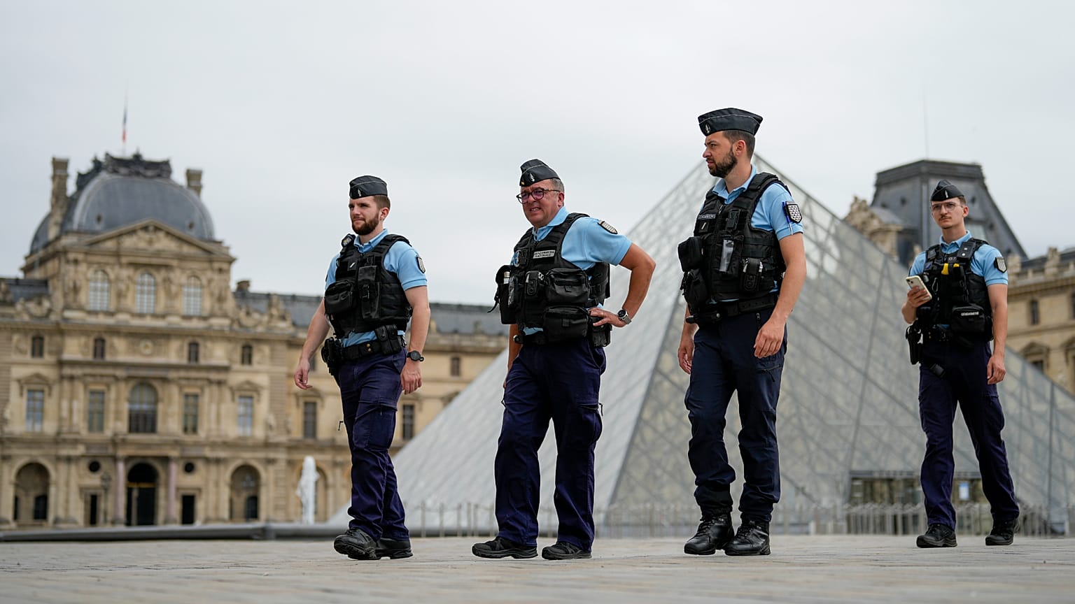 La polizia francese pattuglia una piazza vicino al Louvre a Parigi, in Francia, in vista della cerimonia di apertura delle Olimpiadi estive del 2024, 26 luglio 2024