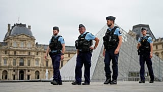 Französische Polizisten patrouillieren auf einem Platz in der Nähe des Louvre in Paris, Frankreich, vor der Eröffnungsfeier der Olympischen Sommerspiele 2024 am 26. Juli 2024. 