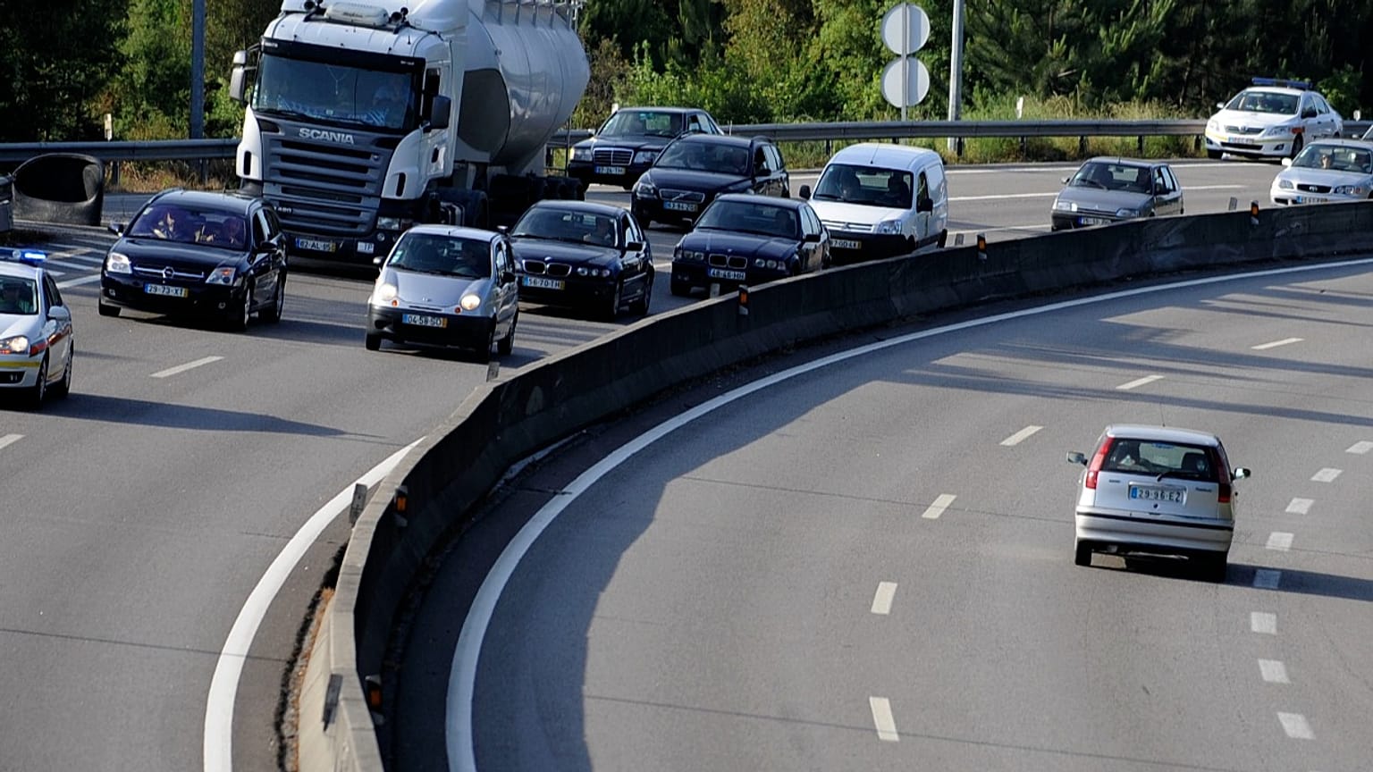 A rede de auto-estradas de Portugal é composta por cerca de dois terços com portagem e um terço sem portagem. 