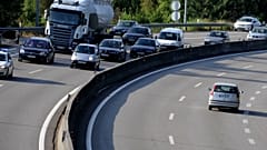 A rede de auto-estradas de Portugal é composta por cerca de dois terços com portagem e um terço sem portagem. 