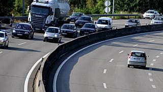 A rede de auto-estradas de Portugal é composta por cerca de dois terços com portagem e um terço sem portagem. 