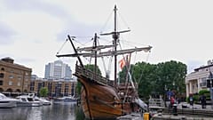 Die 28 Meter lange Nao Santa Maria, eine Nachbildung des Schiffes, mit dem Christoph Kolumbus gesegelt ist, hat am Donnerstag, dem 29. Mai 2025, in den St Katharine Docks in London angelegt.