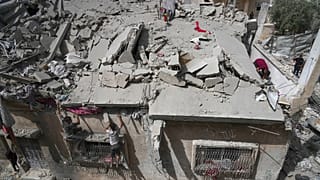 فلسطينيون يتفقدون منزل عائلة جبر بعد تعرضه في وقت سابق لغارة جوية للجيش الإسرائيلي أسفرت عن مقتل 10 أشخاص على الأقل، في جباليا، شمال قطاع غزة، الأحد، 18 مايو 2025
