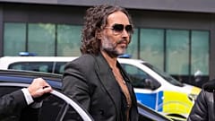 Russell Brand Londra'daki mahkemede tecavüz ve cinsel saldırı suçlamalarını kabul etmedi