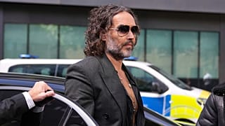 Russell Brand Londra'daki mahkemede tecavüz ve cinsel saldırı suçlamalarını kabul etmedi