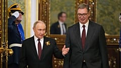 Der russische Präsident Wladimir Putin und der serbische Präsident Aleksandar Vucic betreten den Saal während ihres Treffens im Kreml, 9. Mai 2025