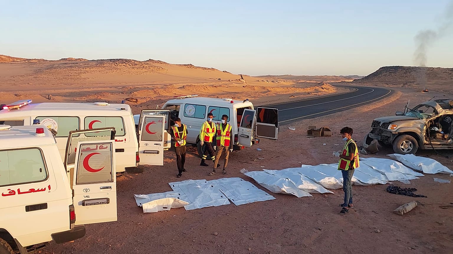 صورة جثث 12 مهاجراً سودانياً،  قتلوا في حادث سيارة في الصحراء، على بعد 90 كيلومتراً شمال مدينة الكفرة الليبية، الجمعة 30 مايو 2025