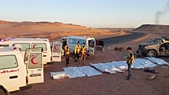 صورة جثث 12 مهاجراً سودانياً،  قتلوا في حادث سيارة في الصحراء، على بعد 90 كيلومتراً شمال مدينة الكفرة الليبية، الجمعة 30 مايو 2025