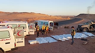 صورة جثث 12 مهاجراً سودانياً،  قتلوا في حادث سيارة في الصحراء، على بعد 90 كيلومتراً شمال مدينة الكفرة الليبية، الجمعة 30 مايو 2025