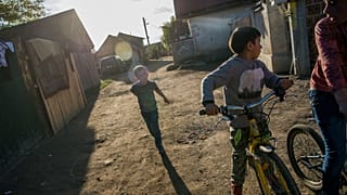 Archív fotó: erdélyi roma gyerekek Gidófalván