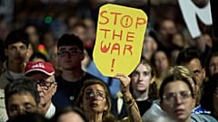 Menschen nehmen an einer Kundgebung in Tel Aviv, Israel, teil, um 600 Tage seit der Geiselnahme von Israelis durch die Hamas im Gazastreifen zu markieren. Sie fordern ihre Freilassung und ein Ende des Krieges, am 28. Mai 2025.