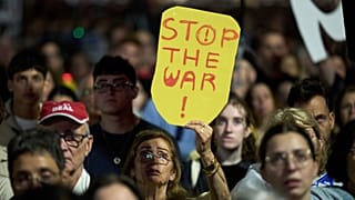 Menschen nehmen an einer Kundgebung in Tel Aviv, Israel, teil, um 600 Tage seit der Geiselnahme von Israelis durch die Hamas im Gazastreifen zu markieren. Sie fordern ihre Freilassung und ein Ende des Krieges, am 28. Mai 2025.